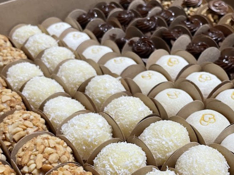 Bolo de aniversário colorido com confeitos e velas decorativas