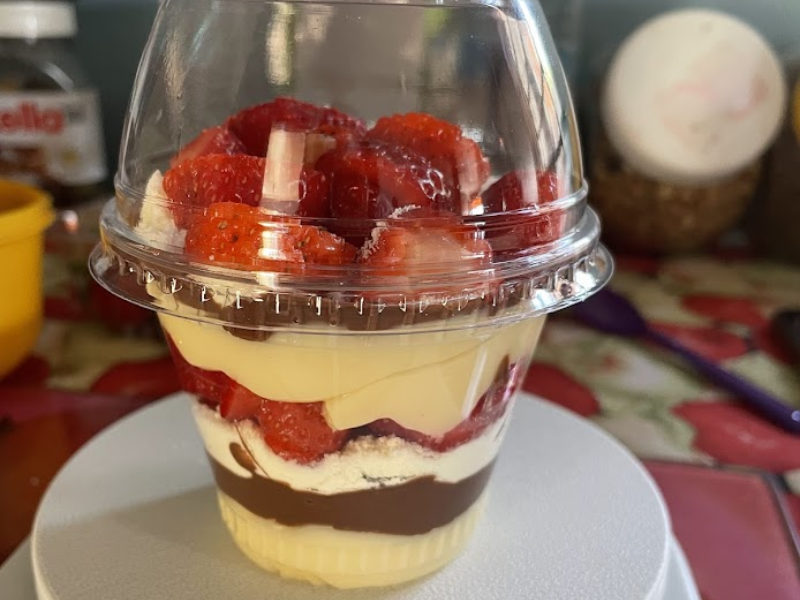 Macarons coloridos em display elegante sobre mármore